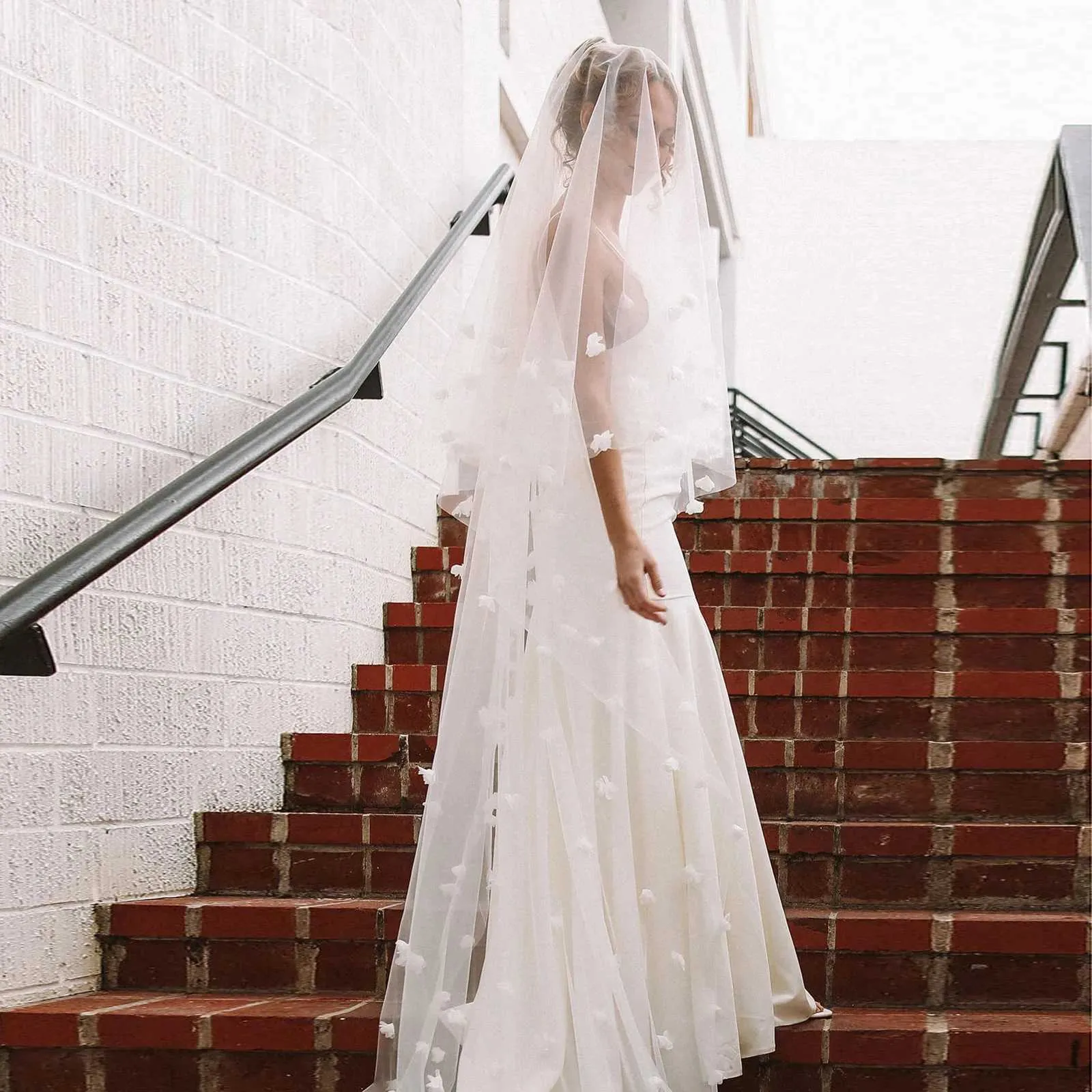 Haarschmuck V190 Zweilagiger Rouge-Hochzeitsschleier 3D-Blumen Lang Kathedrale Weich Braut Illusion Mit Kamm Braut_voghion.com