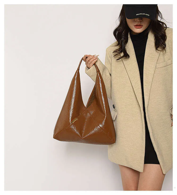2024 Nouveau sac à bandoulière de style simple et cool à la mode avec triangle portable_voghion.com