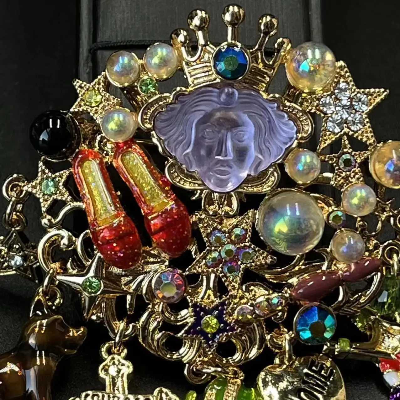 KF Europäische und amerikanische Modetrends im Retro-Stil, elegante Emaille-Brosche mit Königin-Porträt, Tropfenform, glasierte Schuhe, Hundekreuz-Anhänger. 240710_voghion.com