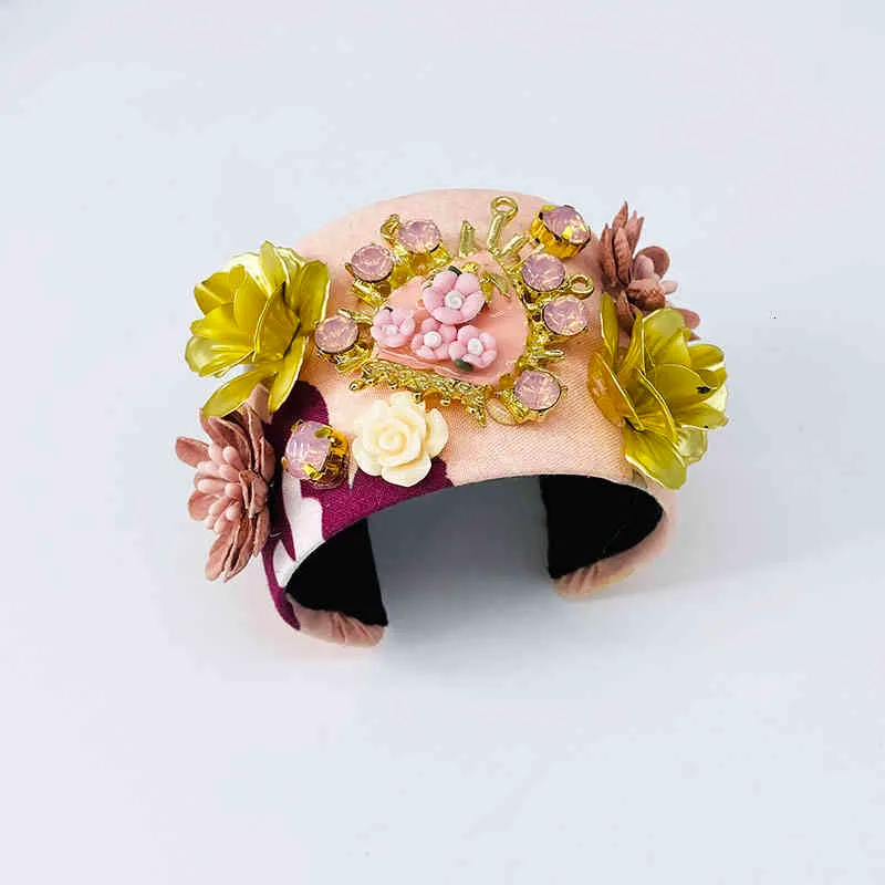 Pulseira de bracelete com berloques barroca e flores strass_voghion.com