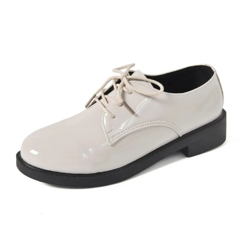 Veterschoenen voor dames van zwart leer met platte hak_voghion.com