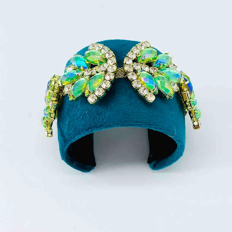 Pulseira de bracelete com berloques barroca e flores strass_voghion.com