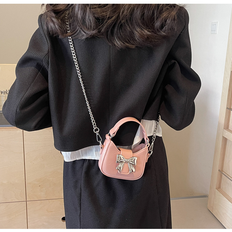 Little girl children's bag, 2024 new retro oily leather handbag, shiny bow chain crossbody bag, little princess mouth red envelope for women_voghion.com