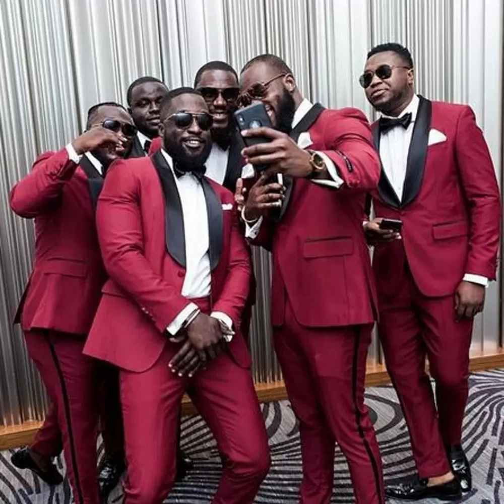 Forstørret herredress i to deler, forretnings-uformelt sett med bryllupsfest, brudgom og forlover_voghion.com