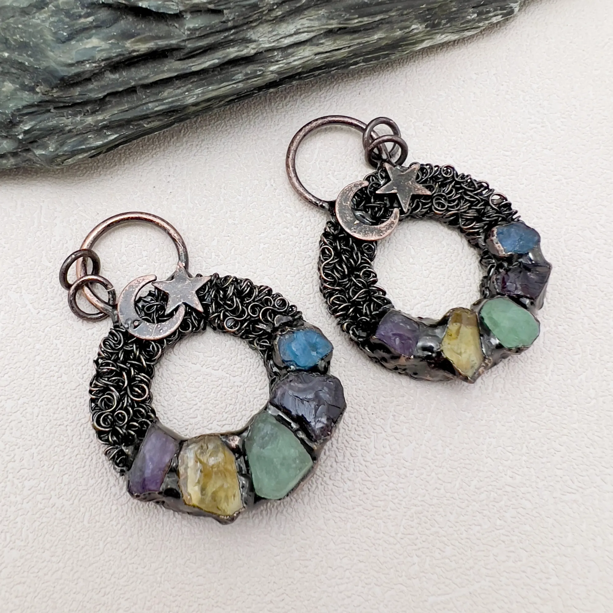 Anhänger Halsketten 5 Stück gelötet bronzeplattiert Kreis Sonne Mond natürlicher roher Kristall Quarz Grabperle gepflastert Vintage_voghion.com