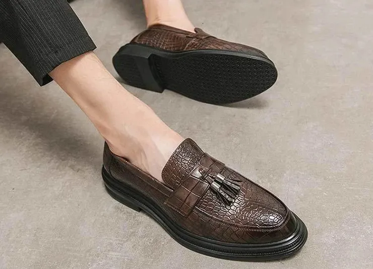 Mocassins souples à bout pointu, imprimé animal, chaussures en cuir pour hommes, chaussures décontractées rehaussantes avec pompons_voghion.com