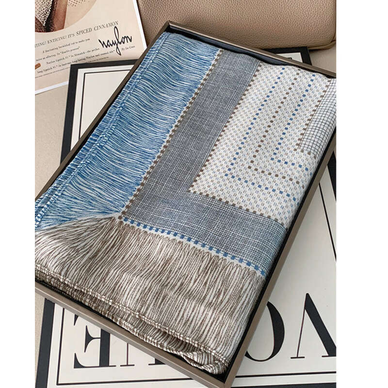 Nieuwe geruite sjaal voor dames (2025) in combinatie met overhemd, kamer met airconditioning, grote vierkante zijden sjaal, veelzijdig voor op kantoor_voghion.com