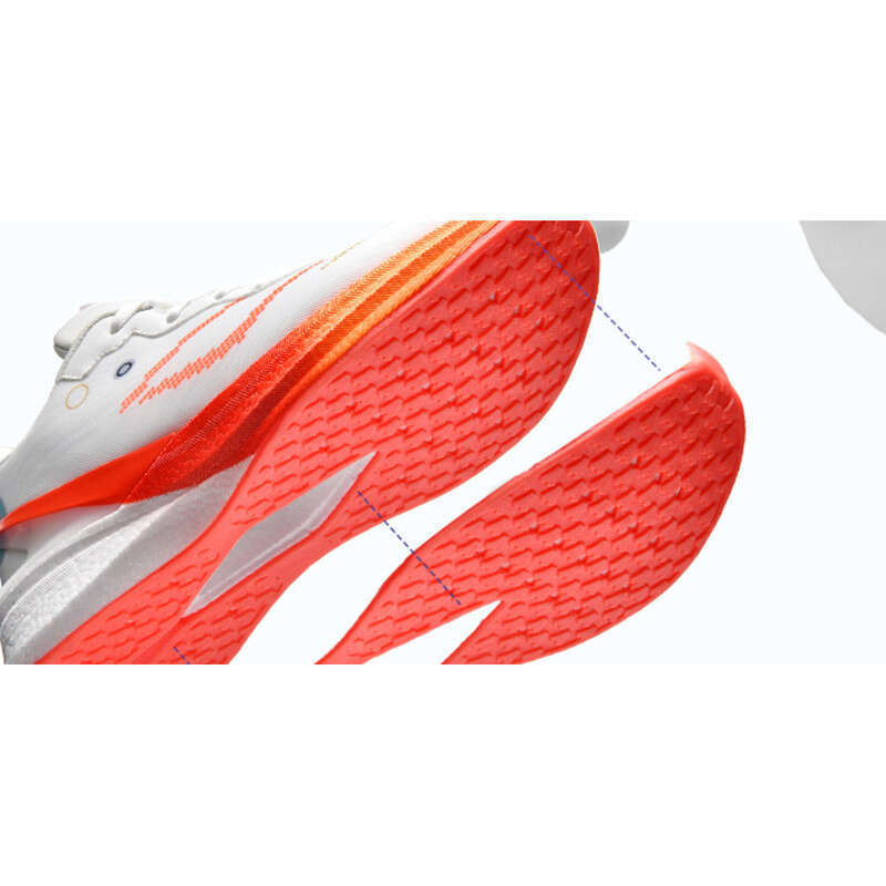 Principale Un paio di scarpe da corsa con membrane in gomma antideflagranti e piastre in carbonio._voghion.com