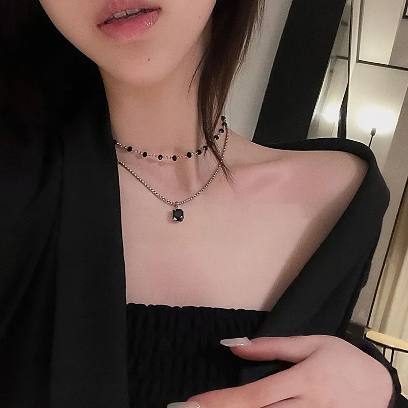 Collana girocollo a doppio strato con perline nere donna_voghion.com