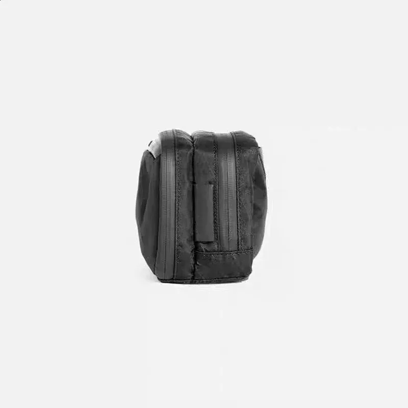 Trousse de toilette AER Dopp 2 X-Pac Nylon Mate Performance résistante à l'eau avec deux compartiments et pochette de rangement efficace_voghion.com