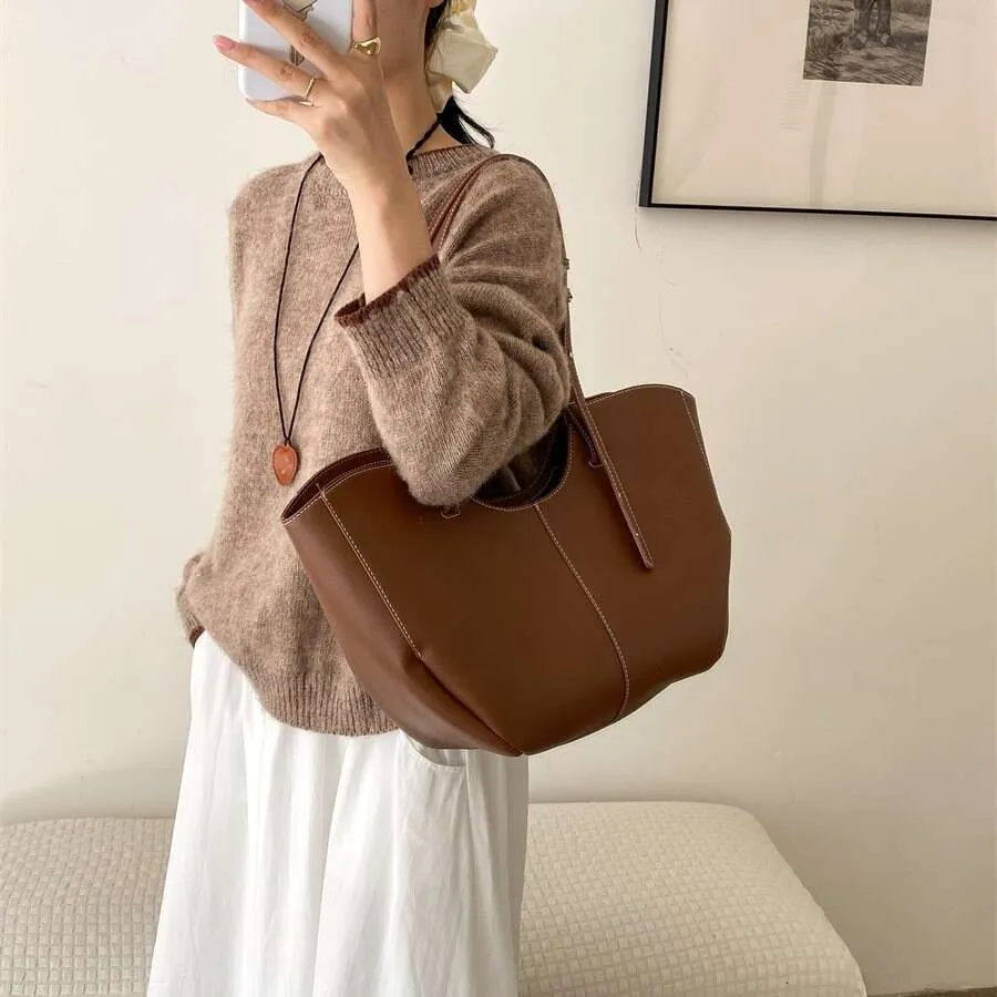 Designer Large Capacity Women Handbag Single Shoulder Portable Shopping Leather Ladies Commuter Underarm Totes Bag_voghion.com