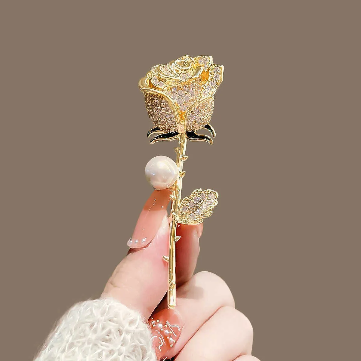 Spilla a forma di fiore di rosa all'ingrosso alla moda per uomo e donna con diamanti pieni, decorazione per abito_voghion.com