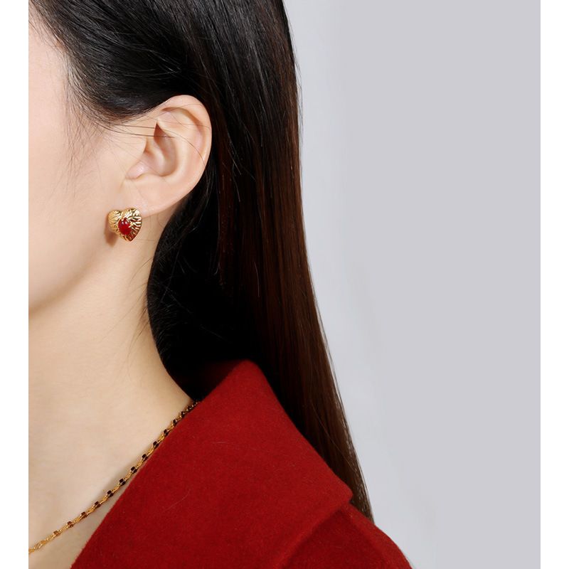 Orecchini sterg sier zircone rosso amore orecchio fibbia luce autunno e inverno nicchia ins orecchini all'ingrosso donne di alta gamma_voghion.com