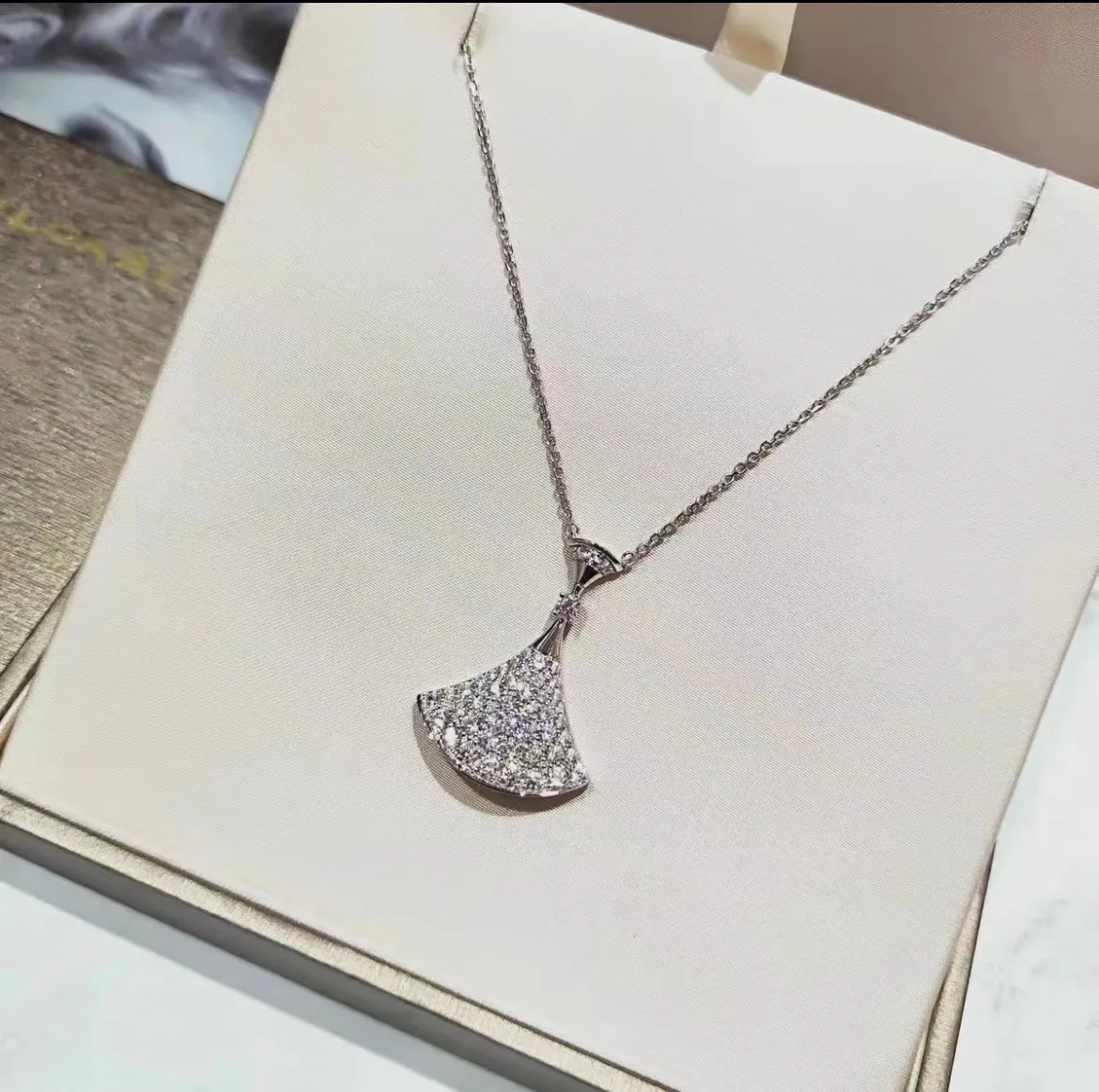 Colar com pingente em leque clássico em ouro rosa e cristal rosa_voghion.com