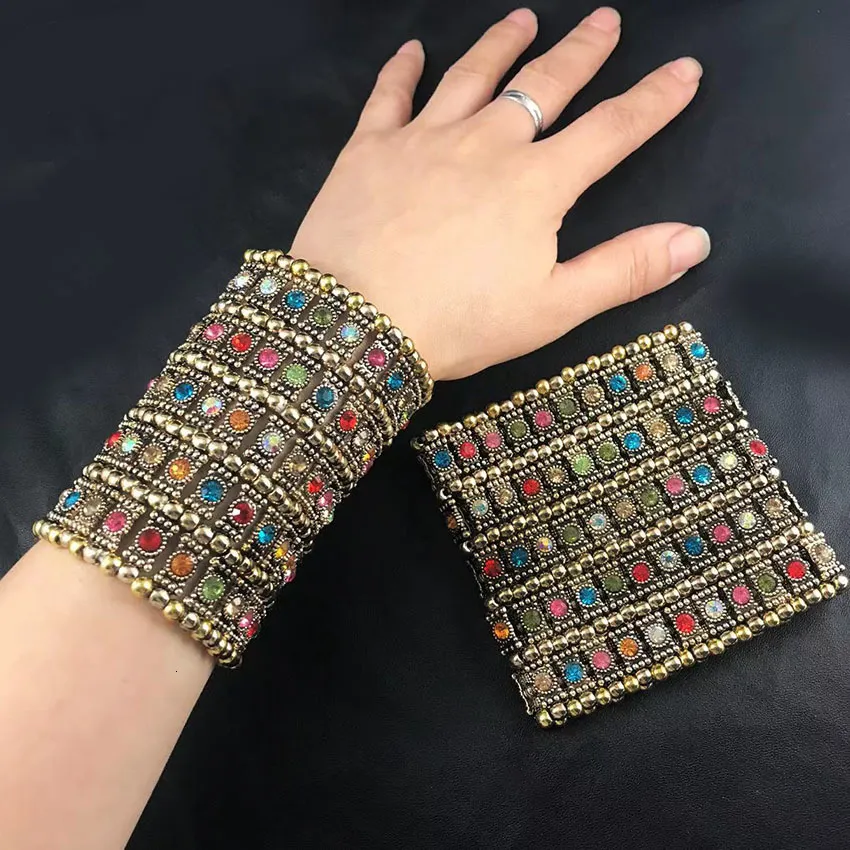 Pulseras elásticas anchas de moda clásicas con dijes, estilo retro punk exagerado, de cinco filas de cristales retráctiles, tejidas con cuentas a mano._voghion.com