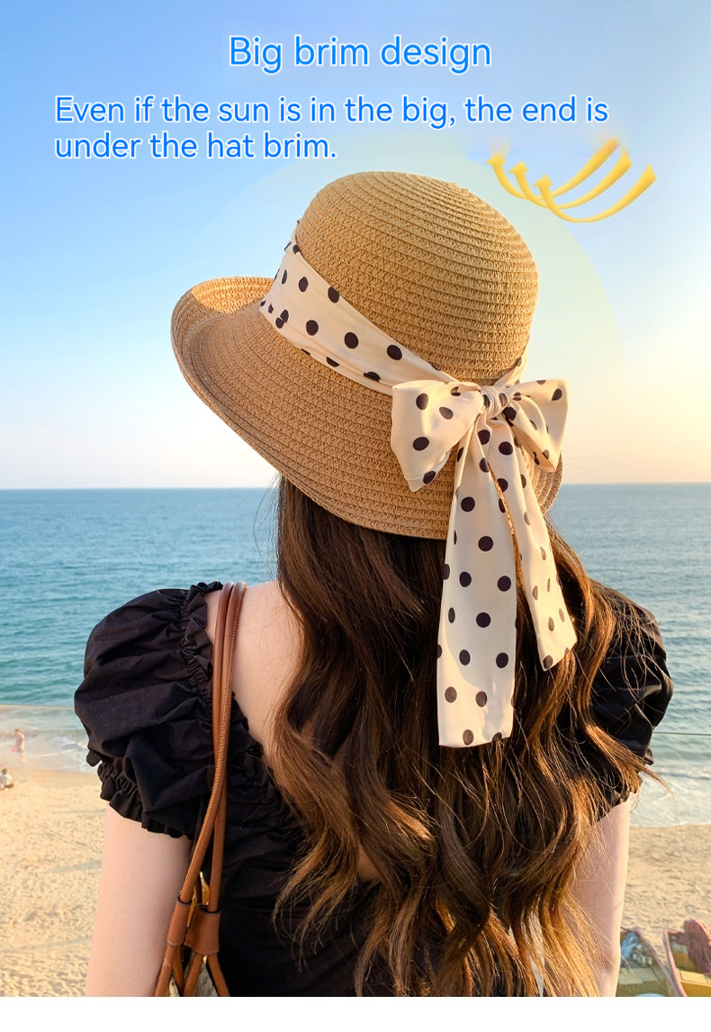 Donne estive con pois, nastri, turismo in paglia, spiaggia h, tese larghe per protezione e ombreggiatura, sole rovesciato_voghion.com