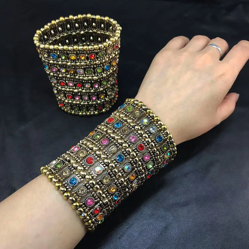 Pulseras elásticas anchas de moda clásicas con dijes, estilo retro punk exagerado, de cinco filas de cristales retráctiles, tejidas con cuentas a mano._voghion.com