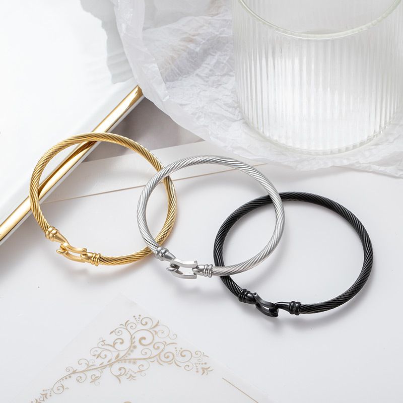 Horseshoe Shaped Magnet Buckle Wire Bangle_voghion.com