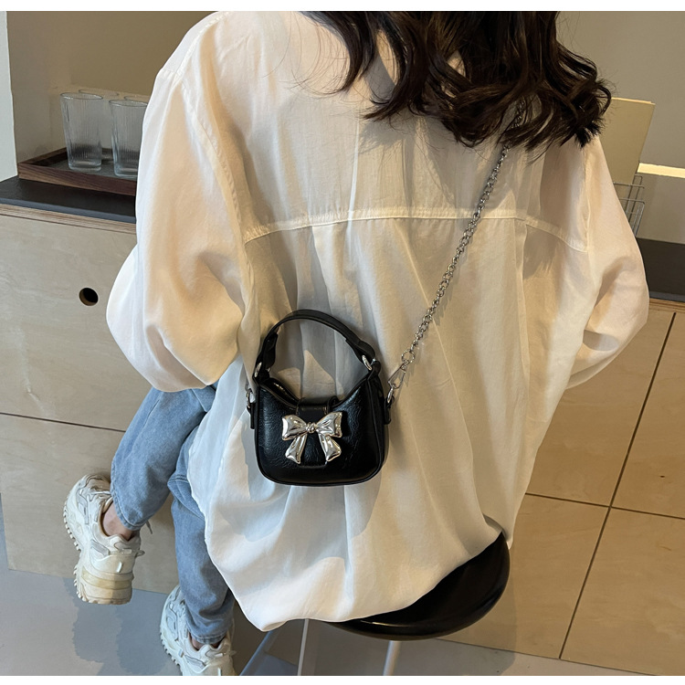 Little girl children's bag, 2024 new retro oily leather handbag, shiny bow chain crossbody bag, little princess mouth red envelope for women_voghion.com