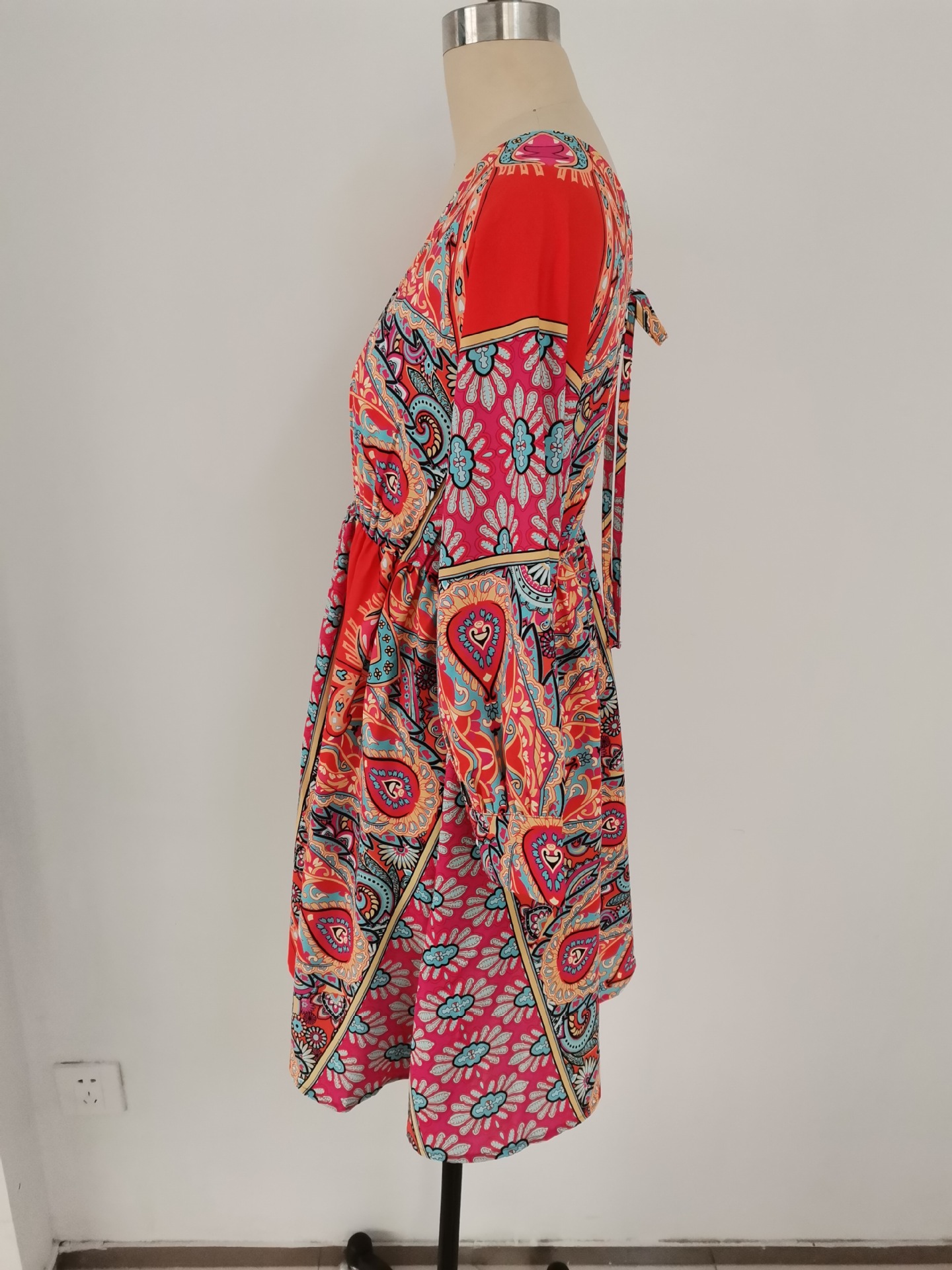 Vestito boho da donna con scollo a v e stampa elegante estivo_voghion.com