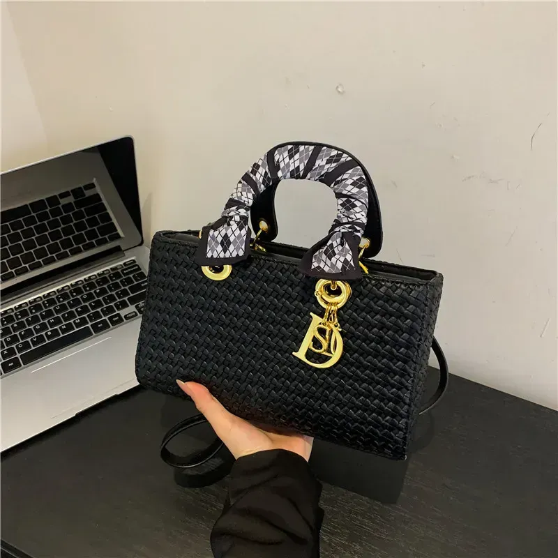 Shoulder Designer 2025 Spring New Fashion Knitted Crossbody Women's Artwork Handbags Large Capacity Shopping Bags_voghion.com