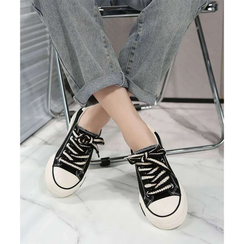 2024 New Women's Casual Fashion Trend Versatile White Thick Sole Board Shoes_vogvips.com
