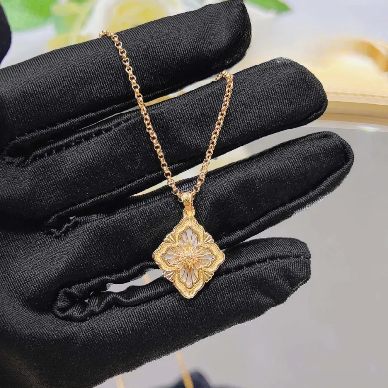 Guldklöver halsband med pärlemor i retro stil_voghion.com