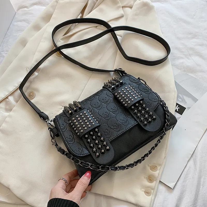 Yogodlns Borsa a tracolla vintage da donna in pelle nera con teschio e rivetti_voghion.com