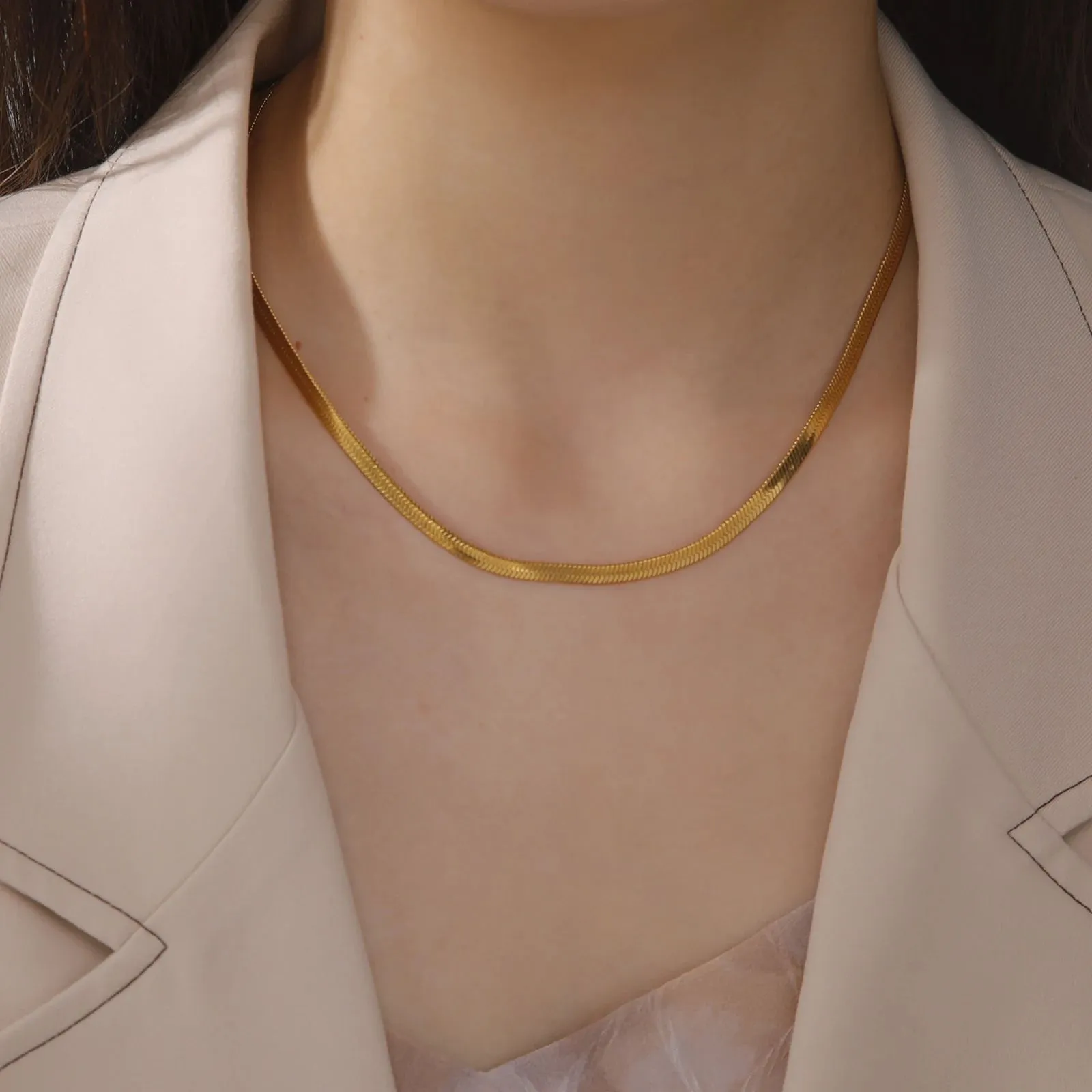 Topqualitativ 14k Gielgold Schlaangekette Halskette fir Fraen a Männer Goldfaarf Herringbone Choker Halskette Trend 2024_voghion.com