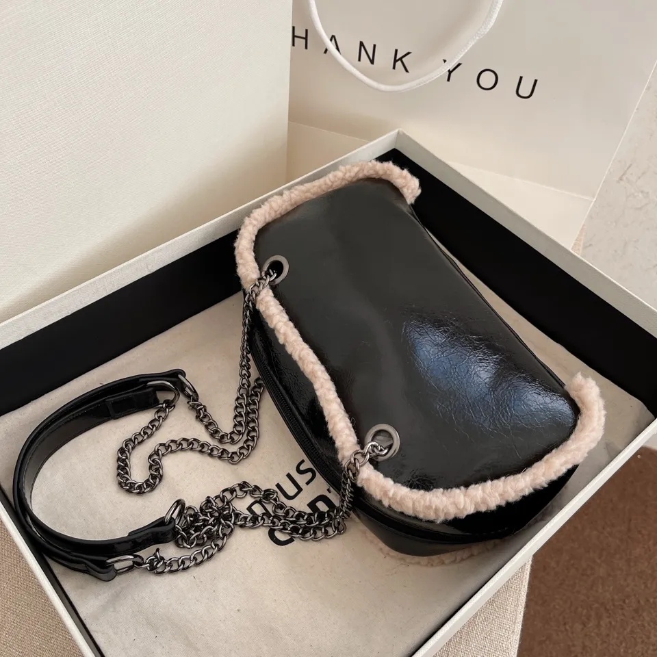 Retro-Stil Umhängetaschen Einfarbig Helles Leder Plüsch Kanten Schultertasche Designer Handtaschen Damen Shopper Totes_voghion.com