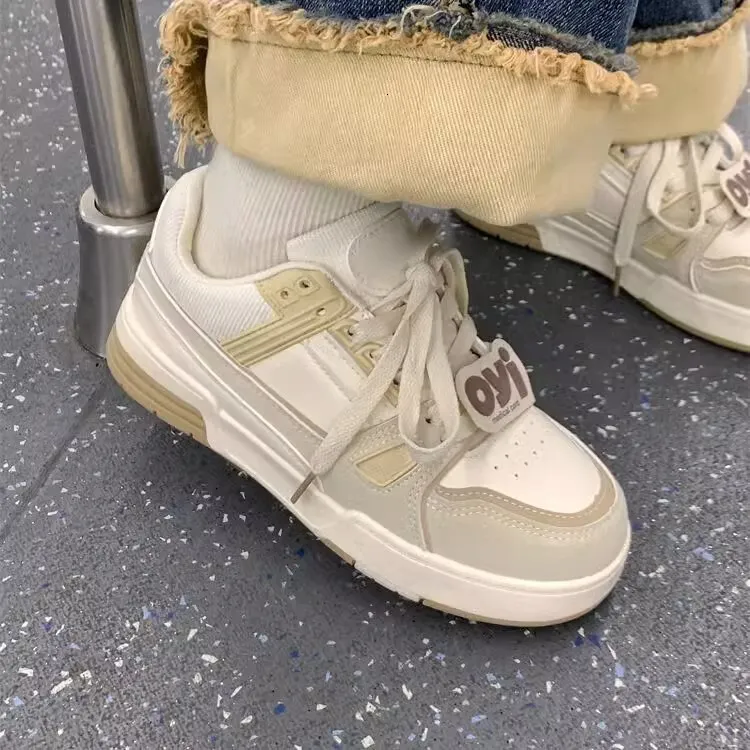 Chaussures blanches printemps-automne, design tendance, style féminin, semelles fines, collégiennes_voghion.com