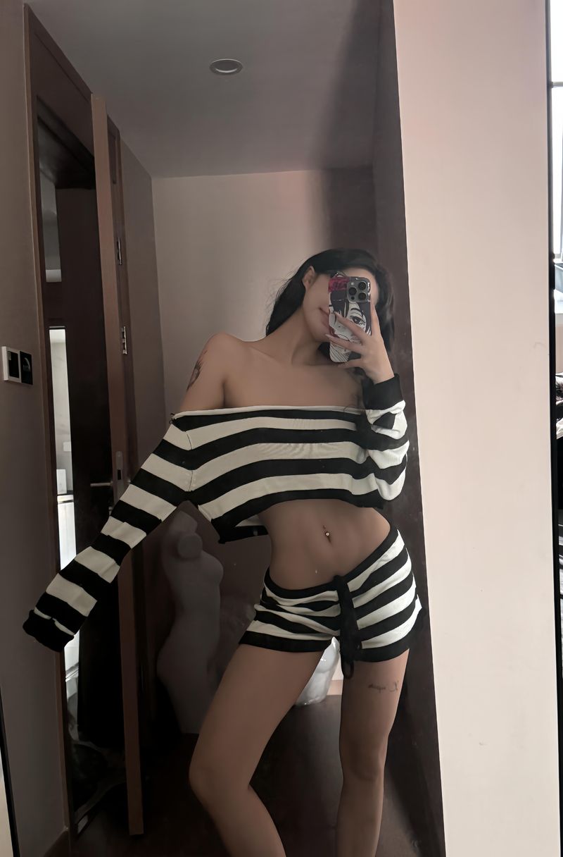 American style spicy girl striped one shoulder short long sleeved top for women, 2024 autumn new knitted hip hing_voghion.com