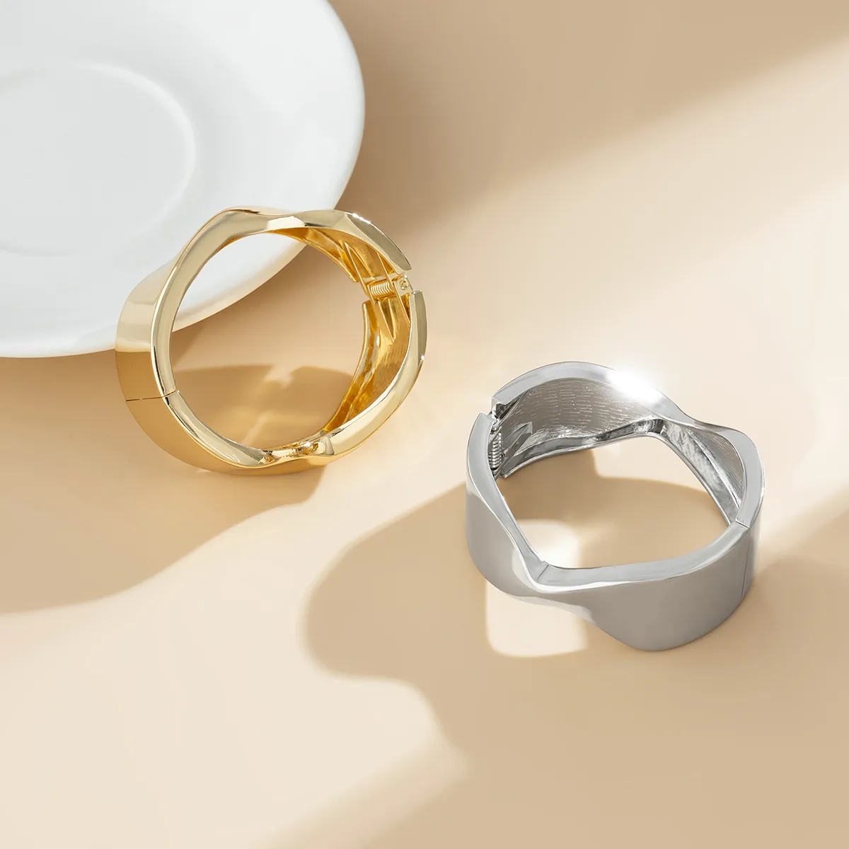 Brazalete grande de metal brillante Lacteo para mujer, con personalidad de moda, estilo viento exagerado, para fiestas de verano, banquetes, joyería_voghion.com