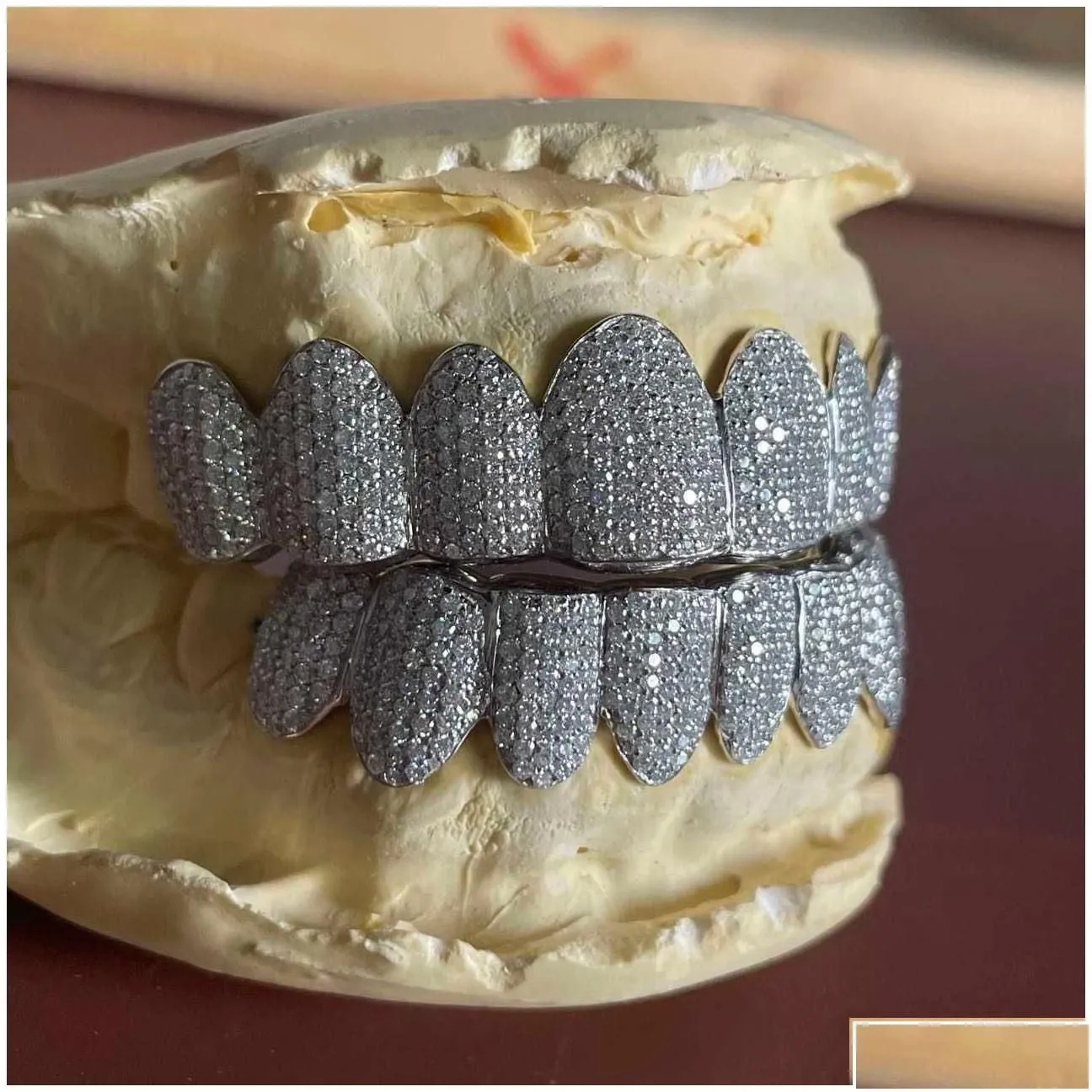 Naszyjniki z wisiorkami na zamówienie Grille dentystyczne Iced Out Sterling Sier Prawdziwa biżuteria ze złota Oprawa zygzakowa Vvs Moissanite_voghion.com