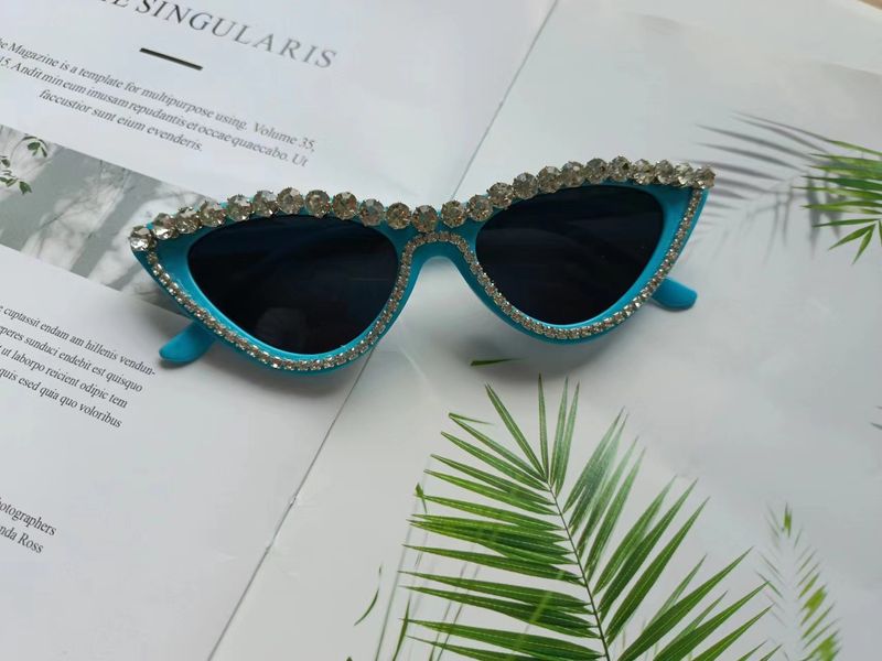 Trendy triangular glasses, fashionable and exaggerated with sunglasses, cat eye patch diamond sunglasses_voghion.com
