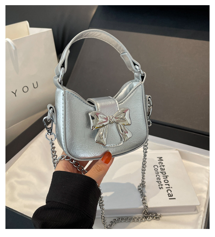 Little girl children's bag, 2024 new retro oily leather handbag, shiny bow chain crossbody bag, little princess mouth red envelope for women_voghion.com