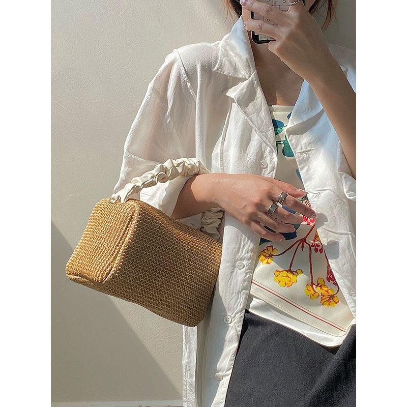 Sommer Gras Gewebt für Frauen 2024 Neue Mädchen Falten Kontrast Handheld Quadrat Vielseitig Straddle Tasche Trendy_voghion.com