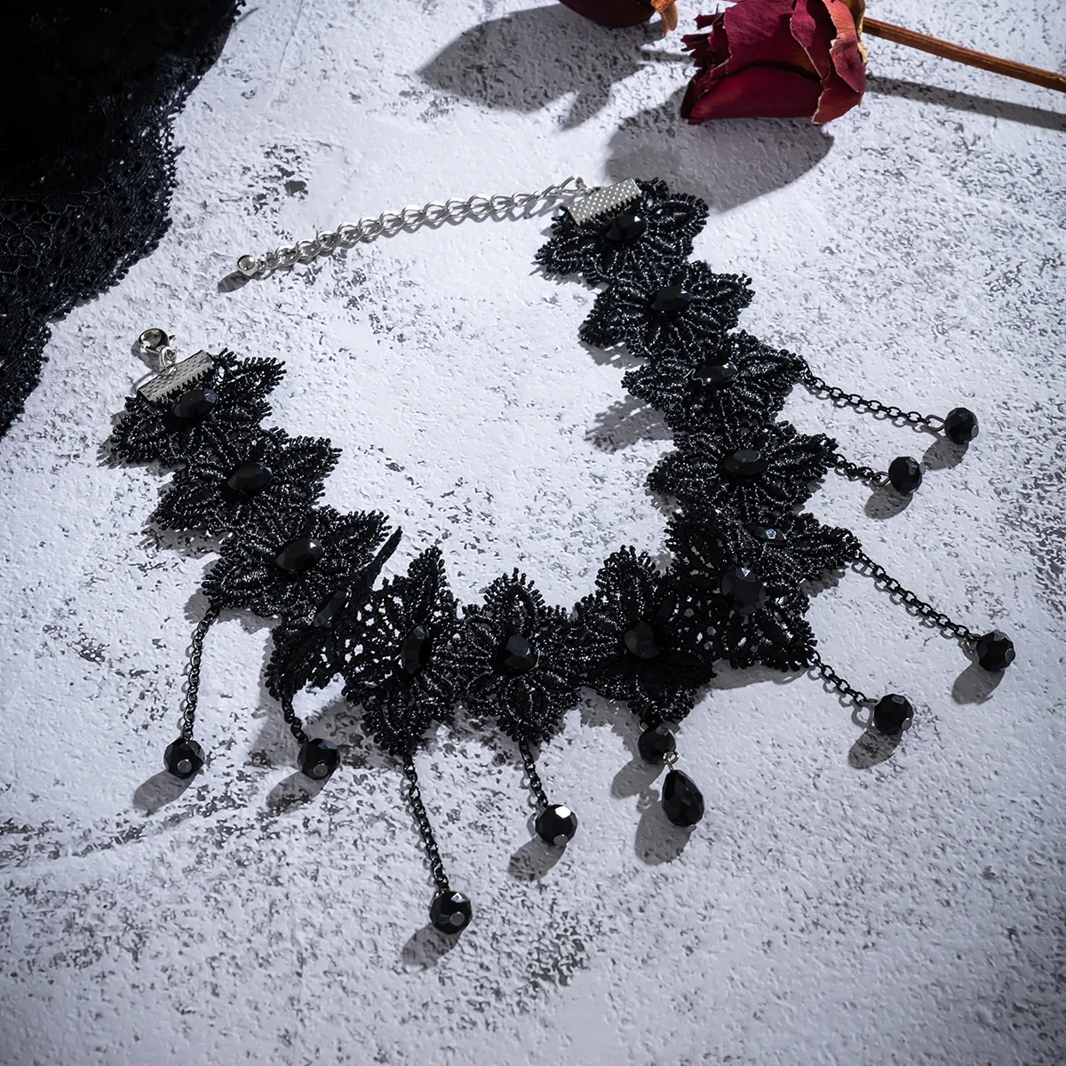 Ketten dunkler Stil Gothic Rose Blumenspitze Choker Halskette für Frauen Schwarz Acryl Tropfen Anhänger Quaste Kragen Lolita_voghion.com