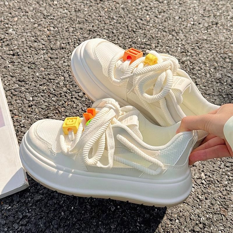 Dünnes Mesh-Sommerweiß 2024 neuer Stil dicke Sohle Milch Fufu mit Rock vielseitige Big Toe Board Schuhe für Frauen_voghion.com