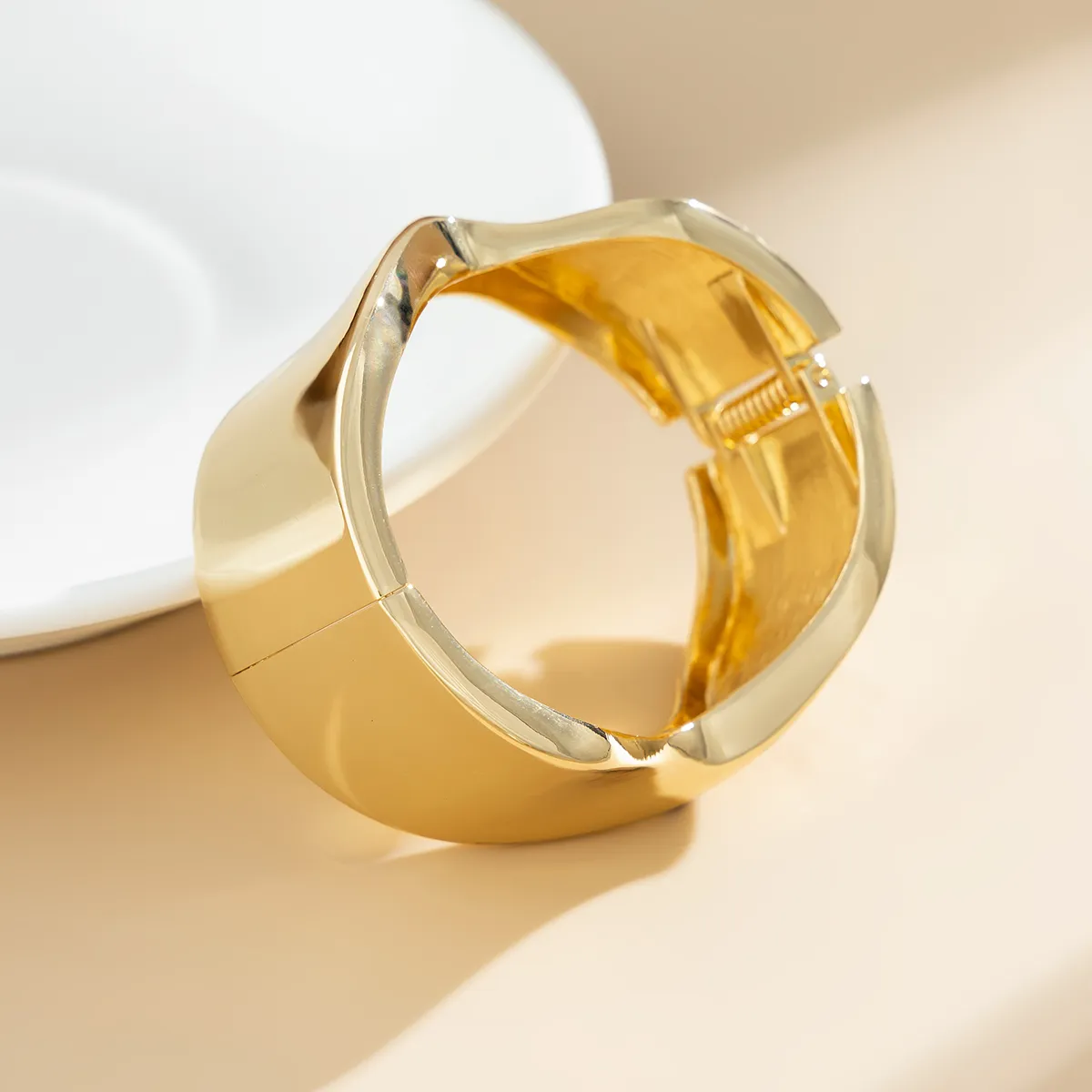 Brazalete grande de metal brillante Lacteo para mujer, con personalidad de moda, estilo viento exagerado, para fiestas de verano, banquetes, joyería_voghion.com