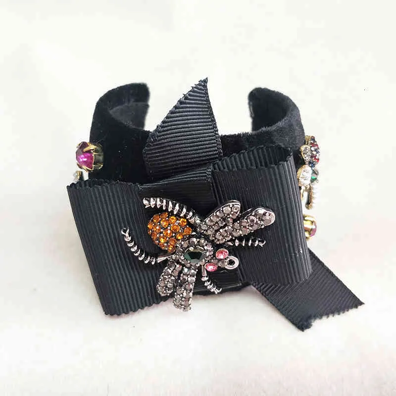 Pulseira de bracelete com berloques barroca e flores strass_voghion.com