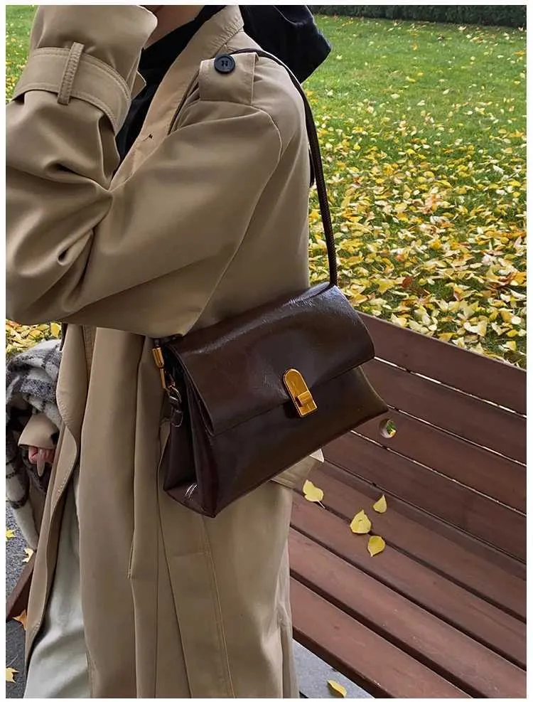 Strukturerad axelremsväska och crossbody väska för damer_voghion.com