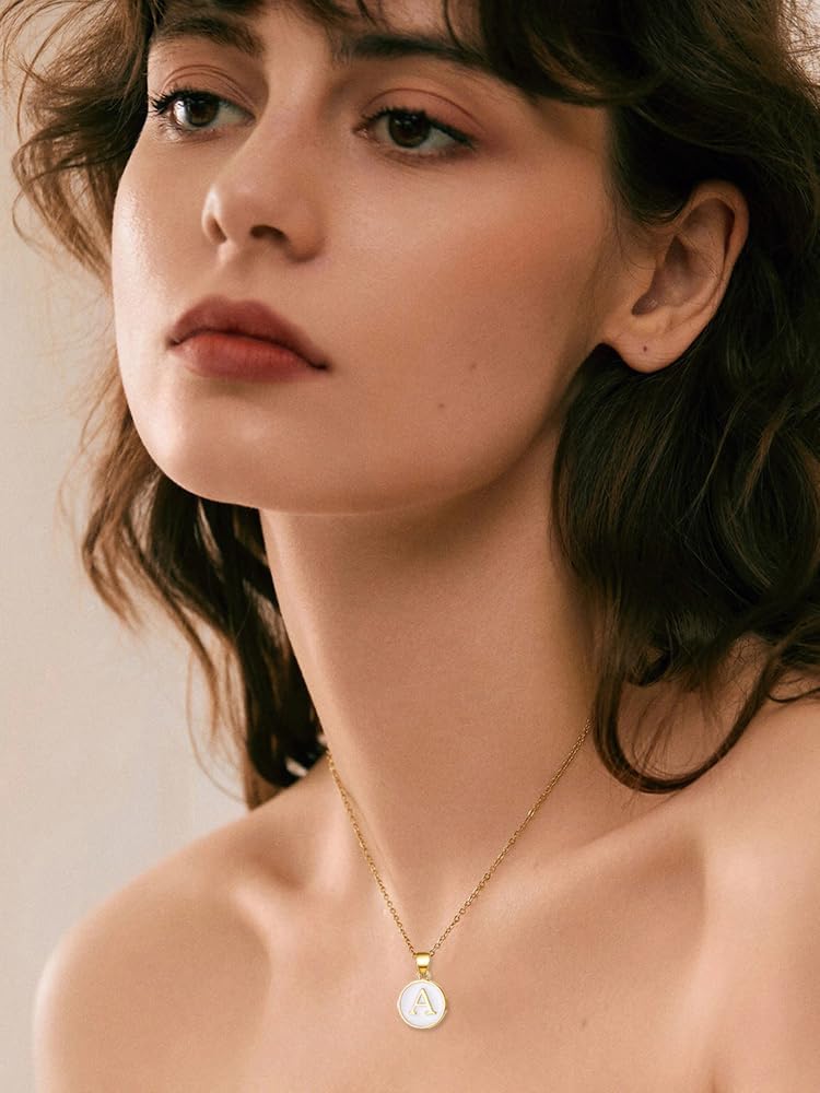 Collier avec initiale KISS WIFE, pendentif en forme de pièce de monnaie de A à Z, monogramme personnalisé, lettre de nom, femmes, adolescentes, émail double face_voghion.com