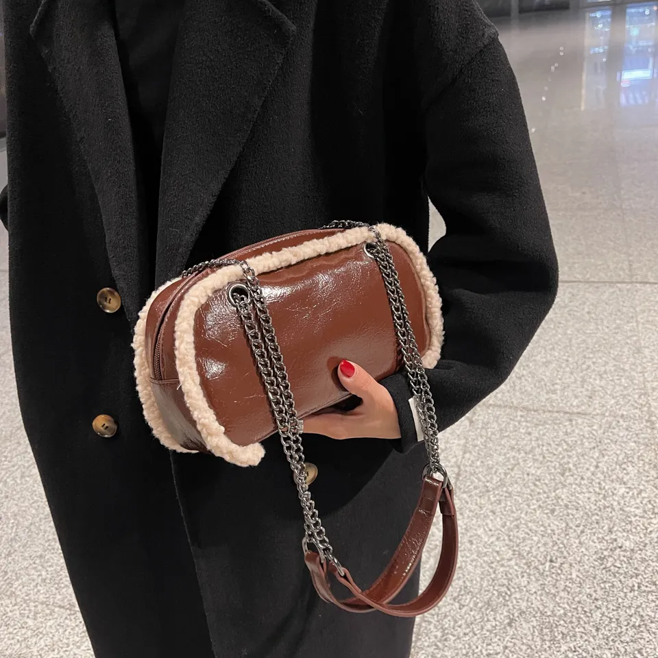 Retro-Stil Umhängetaschen Einfarbig Helles Leder Plüsch Kanten Schultertasche Designer Handtaschen Damen Shopper Totes_voghion.com