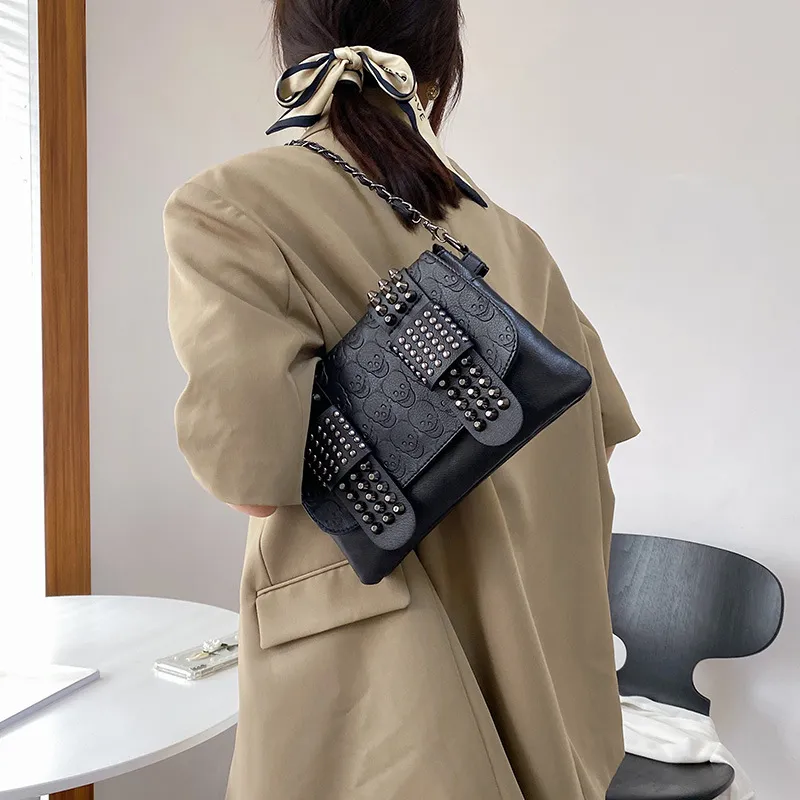Yogodlns Borsa a tracolla vintage da donna in pelle nera con teschio e rivetti_voghion.com