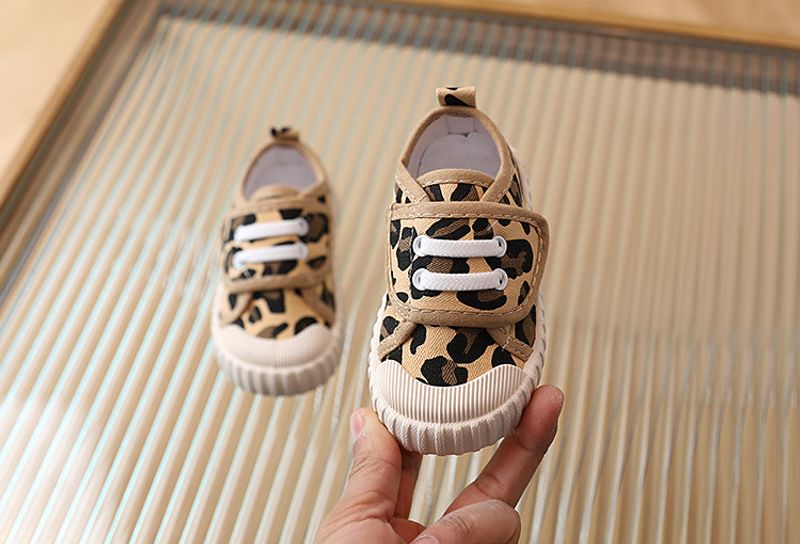 Nuevos zapatos de primavera y verano para niños y niñas, zapatillas de lona suaves e informales de color caramelo para niños, zapatillas de moda con estampado de leopardo_voghion.com