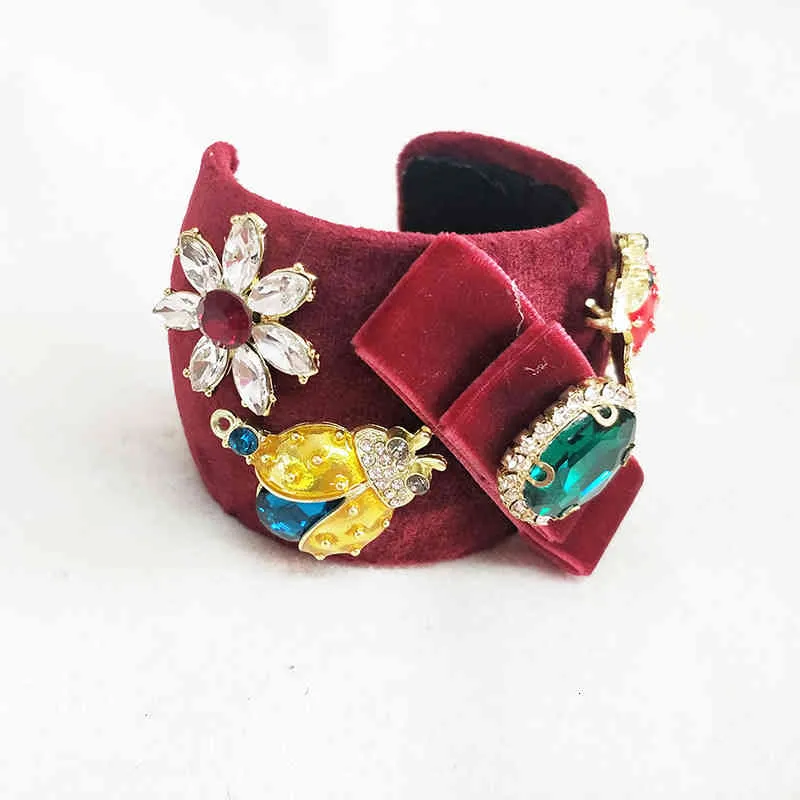 Pulseira de bracelete com berloques barroca e flores strass_voghion.com