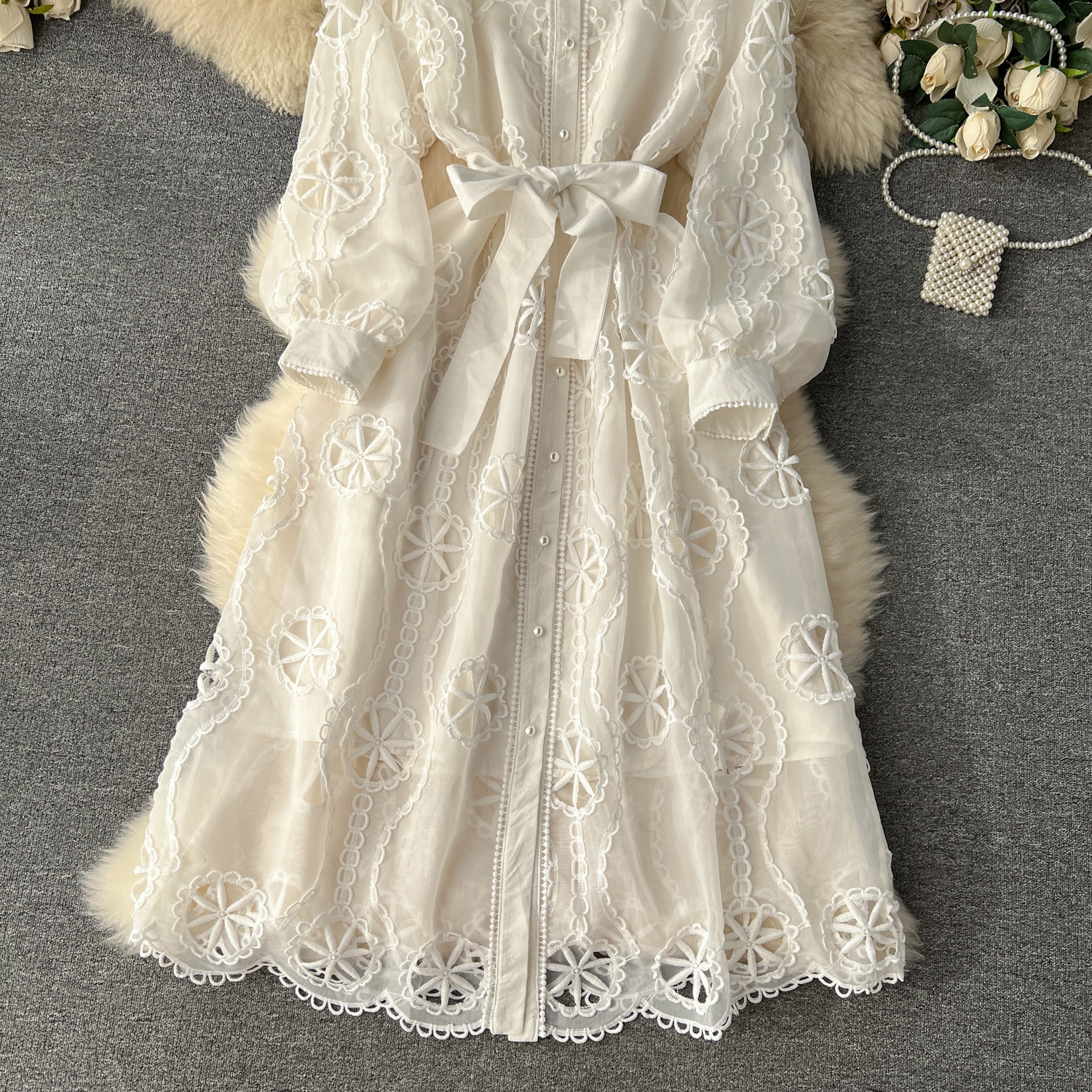 Vestido estilo palacio para mujer, nuevo estilo, bordado pesado, flor hueca, abotonado, corte entallado, largo medio, manga abullonada_voghion.com