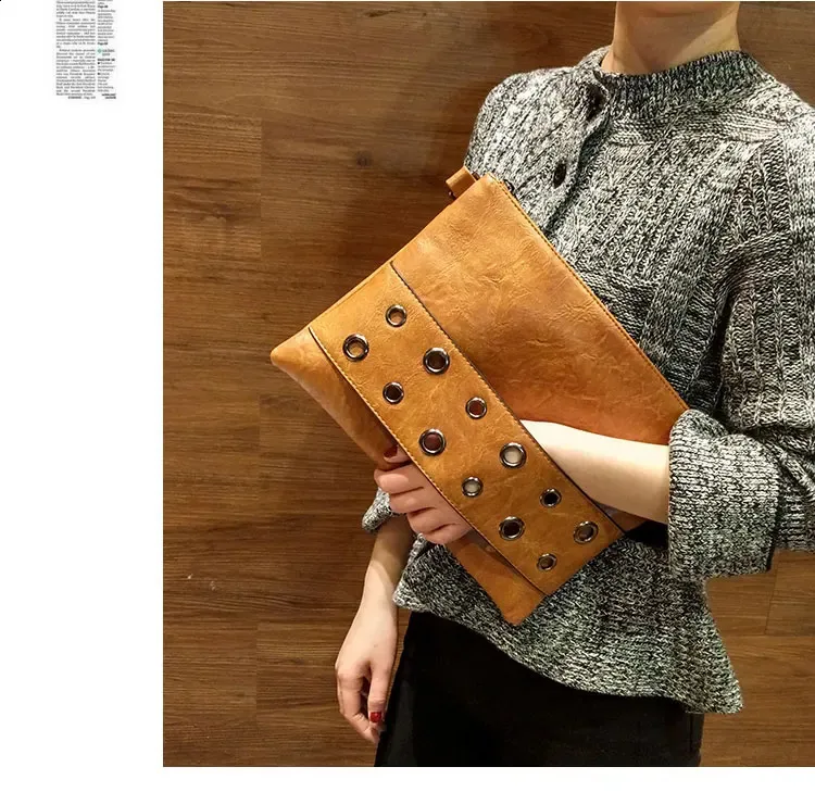 Pochette envelope con borchie borsa a tracolla borsa a spalla_voghion.com