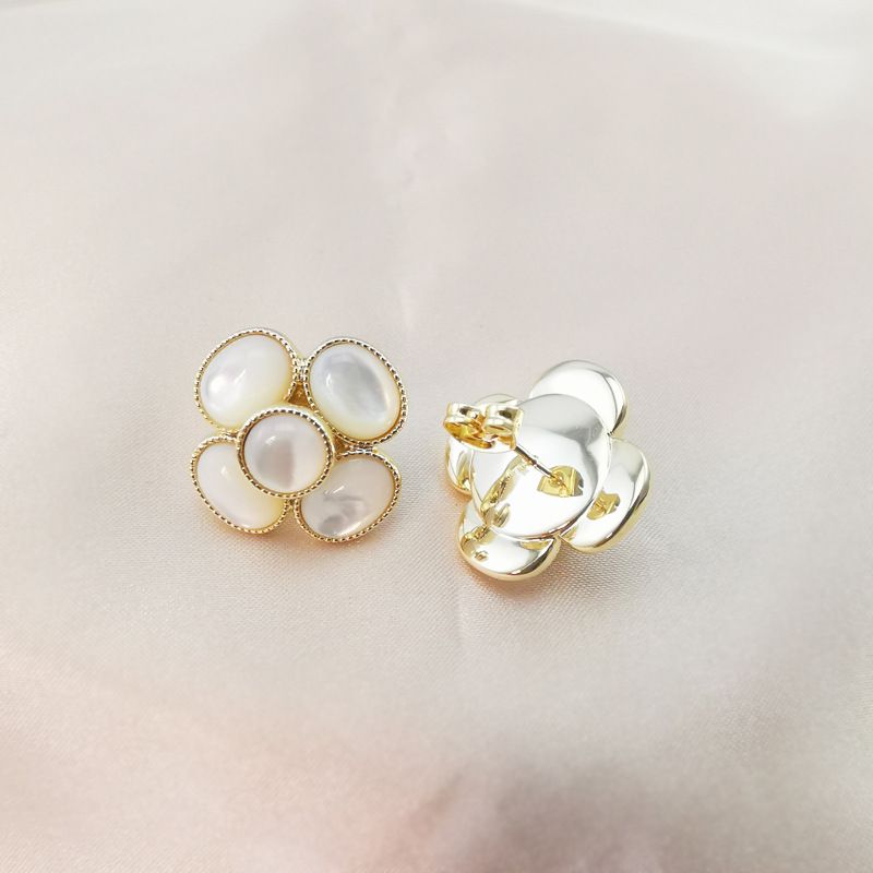 Orecchini da donna in madreperla naturale semplice e classica con camelia placcati in oro 14k_voghion.com